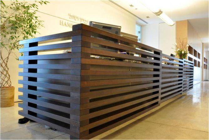 משרדי המבורגר עברון עו''ד בתכנון אנדרמן אדריכלים,דלפק קבלה מעוצב עם קורות עץ .