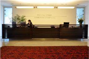 משרדי המבורגר עברון עו"ד בתכנון אנדרמן אדריכלים, דלפק קבלה מעץ,
שטיח אדום