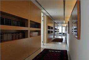 משרדי המבורגר עברון עו"ד, בתכנון אנדרמן אדריכלים, מסדרון,ספריית ספרים שקועה בקיר כנישה.