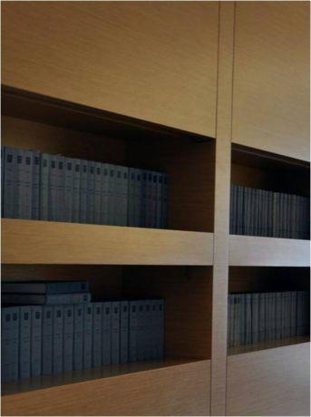 משרדי המבורגר עברון עו"ד בתכנון אנדרמן אדריכלים,
ספרית ספרים מעוצבת מעץ.