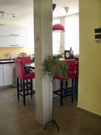 מטבח בדירה משופצת בתל אביב בסגנון מודרני עם זריקות צבע. עיצוב של חגית ג'ייקובס
