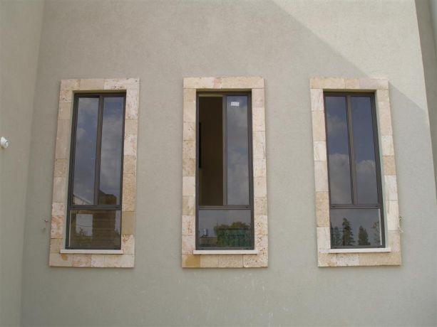 חלונות עם מסגרות אבן