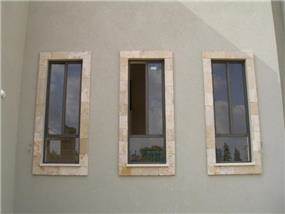 חלונות עם מסגרות אבן