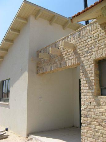 חזית בית בסגנון כפרי עם שילוב בריקים-אדריכלית, שגית גולדשמידט