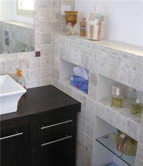 חדר אמבטיה ליחידת הורים,חיפוי קיר מאבן, נישות-אדר' שגית גולדשמידט