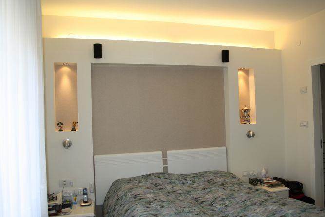 עיצוב חדר שינה בסגנון מודרני הכולל נישות גבס ונורות לד. אילנה וייס [רבינא וייס הלוי אדריכלים]
