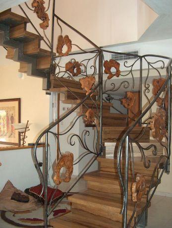 מדרגות הממוקמות במרכז הבית יוצרות פסל סביבתי