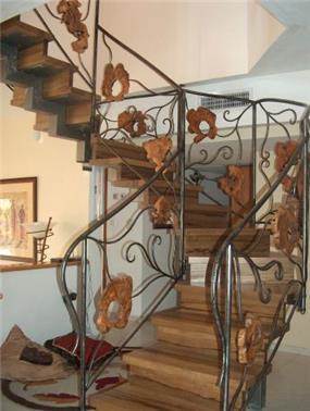 מדרגות הממוקמות במרכז הבית יוצרות פסל סביבתי