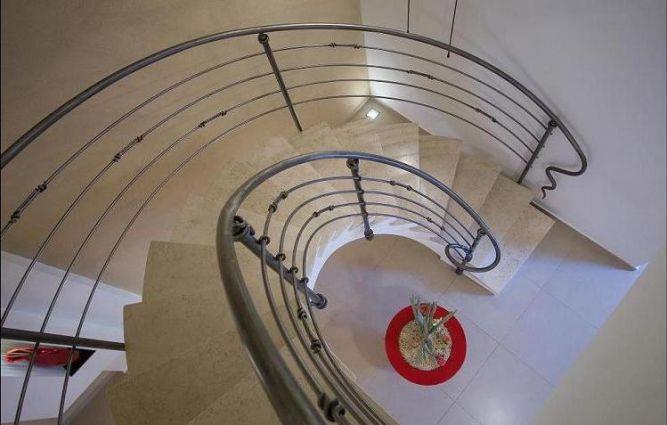 מדרגות בעיצובה של הילית קרש