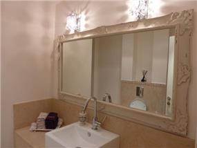  חדר אמבטיה בסגנון רומנטי בפנטהאוז בהוד השרון