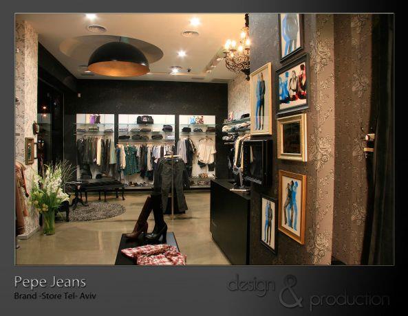  Pepe Jeans חנות מותגים עבור רשת עולמית, נמל תל אביב. מפגש בין קוים חדים ונקיים וסגנון רומנטי סנטימנטלי. עוצב על ידי סטודיו ארטישוק.