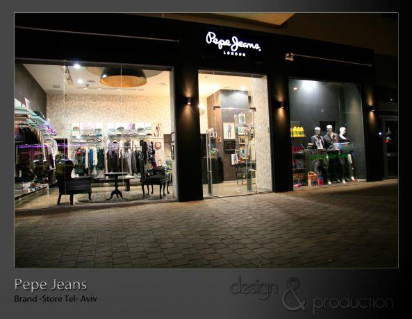 Pepe Jeans חנות מותגים עבור רשת עולמית, נמל תל אביב. חזית החנות המעוצבת בתיאום עם קו העיצוב של סניפי הרשת בחו"ל. עוצב על ידי סטודיו ארטישוק.