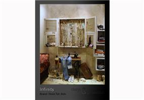  Infinity חנות קונספט של מותגי יוקרה, כיכר המדינה תל אביב. פרט משקוף חלון שהורכב מחלקים שונים עבור תצוגת האקססוריז בחנות- שימוש ברדי מייד.