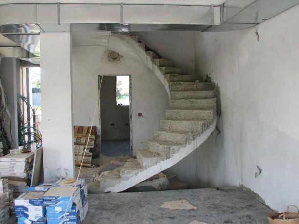 מהלך מדרגות עגול בקומת קרקע במבנה מגורים.