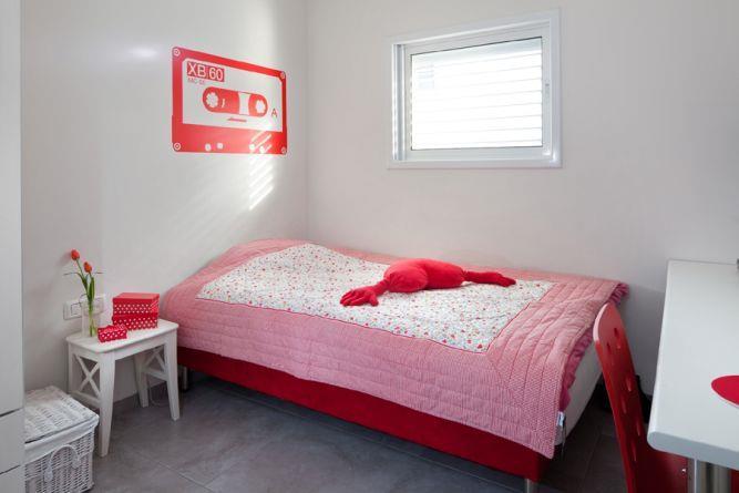 חדר נערה בצבעי לבן ואדום, עיצוב אסנת ברש