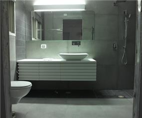 חדר אמבטיה בוילה במושב תל שחר בעיצובו של אלדד מיטלמן (צילום: רמי סולומן, כנרת לוי)