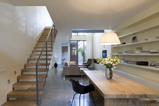 חלל מגורים בבית בנווה צדק בעיצובה של אדריכלית ורד בלטמן כהן