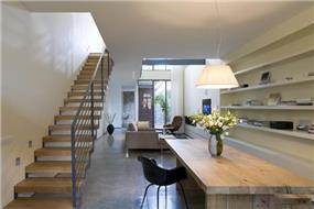 חלל מגורים בבית בנווה צדק בעיצובה של אדריכלית ורד בלטמן כהן