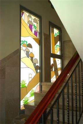 עיצוב חדר מדרגות בויטראז'ים.  