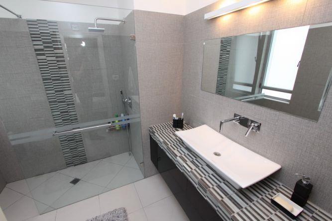 מקלחת הורים מקלחון זוגי בקו מודרני בתכנון ועיצוב של חגית  רוזנברג