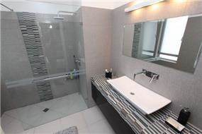מקלחת הורים מקלחון זוגי בקו מודרני בתכנון ועיצוב של חגית  רוזנברג