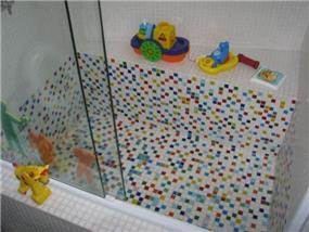 דירה ת''א - חיפוי פסיפס בחדר אמבטיה של ילדים