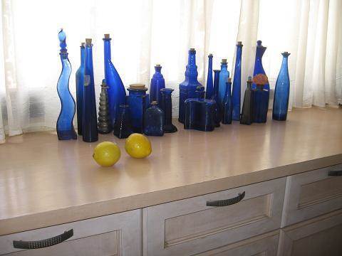 דופלקס - אוסף בקבוקים כחולים של בעלת הבית