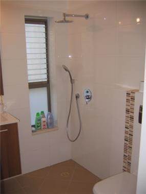 חדר שירותים ומקלחת בעיצוב שירי ברק
