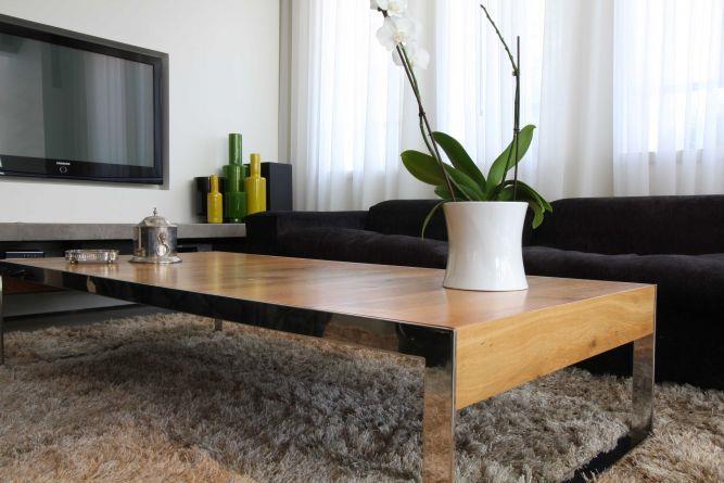 עיצוב מודרני לחדר מגורים, הכולל שולחן קפה, ספה, פלזמה ושטיח. יניב סולומון - אדריכלות ועיצוב פנים
