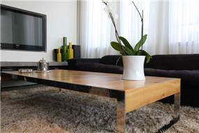 עיצוב מודרני לחדר מגורים, הכולל שולחן קפה, ספה, פלזמה ושטיח. יניב סולומון - אדריכלות ועיצוב פנים
