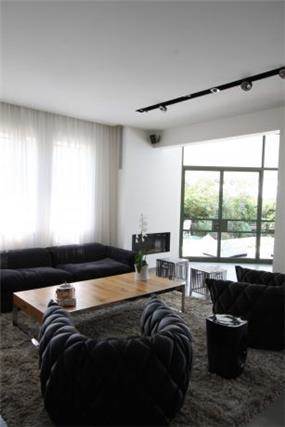 סלון מודרני הכולל ספה, שולחן, שטיח ו 2 כורסאות. לאירוח מושלם. יניב סולומון - אדריכלות ועיצוב פנים
