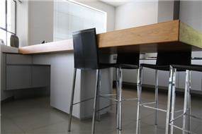 פינת ישיבה קטנה במטבח. עיצוב מודרני של יניב סולומון - אדריכלות ועיצוב פנים
