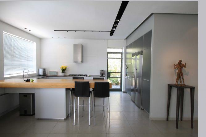 מבט מן הסלון אל המטבח. עיצוב מרשים ומודרני של יניב סולומון - אדריכלות ועיצוב פנים
