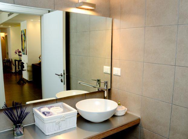 אמבטיה בסגנון כפרי בדירה במרום נווה, עיצוב מיכלס - כספי אדריכלות ועיצוב פנים