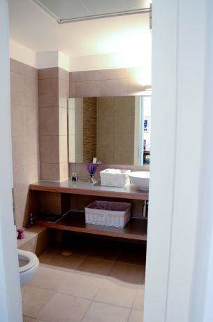 עיצוב אמבטיה בסגנון מודרני לדירה ברמת גן. מיכלס - כספי אדריכלות ועיצוב פנים
