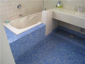 רצפת פסיפס בחדר אמבט בעיצוב ותכנון של מיכאל הדס