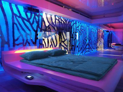חדר שינה עם מיטה בעיצוב של ליאה כץ, בית בהרצליה פיתוח