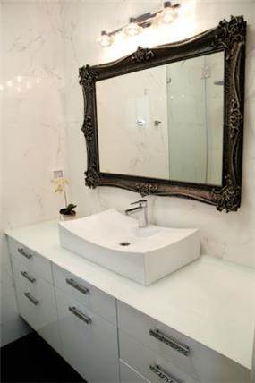 חדר מקלחת בשחור לבן, הכולל חיפוי שיש קררה בקירות - עיצוב ענת שמואל