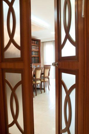 הצצה לחדר סלון בבית חרדי, הכולל עיצוב דלתות הכניסה 