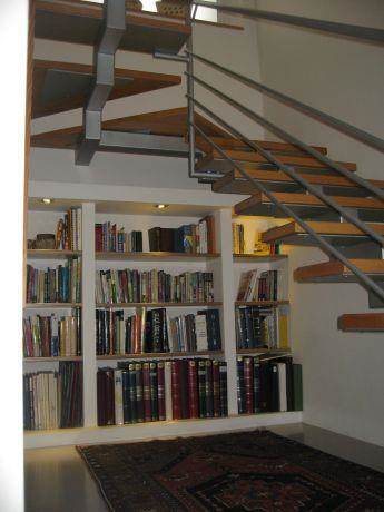 ספרייה בחלל המדרגות, יוזמה עיצובים