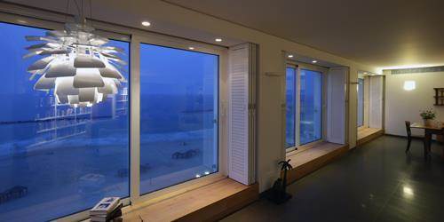 סלון בדירה על חוף ימה של תל אביב- מוזס פרידמן סטודיו