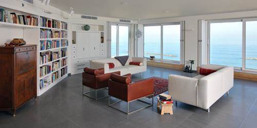 סלון בדירה על חוף ימה של תל אביב- מוזס פרידמן סטודיו