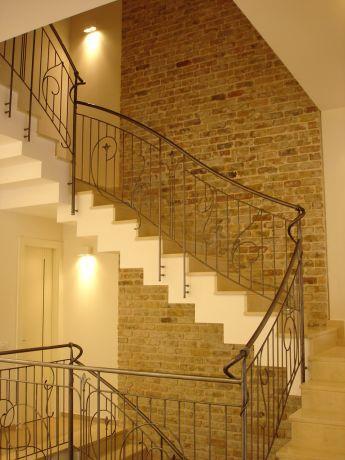מדרגות עם מעקה מברזל, עיצוב רונה זגר