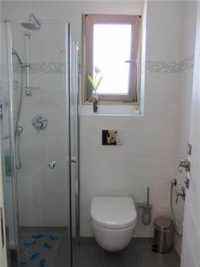 חדר רחצה עם מקלחון בעיצוב מגי דוידוב