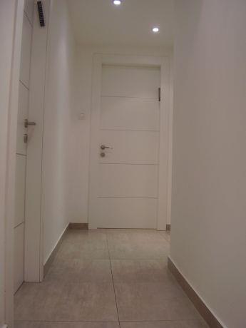 פרוזדור הכניסה לחדרים מעוצב במראה לבן ונקי. עיצוב: מגי דוידוב