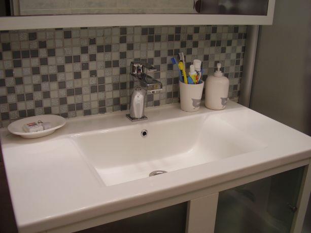 חדר אמבטיה מעוצב בשילוב אריחי פסיפס דקורטיביים. עיצוב: מגי דוידוב