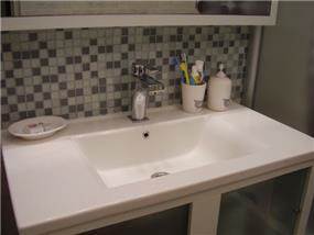 חדר אמבטיה מעוצב בשילוב אריחי פסיפס דקורטיביים. עיצוב: מגי דוידוב