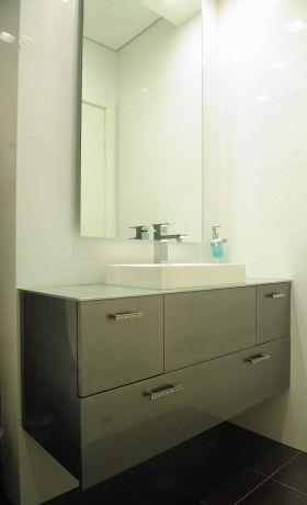 ארון אמבטיה מבריק תלוי, עיצוב חני פוקס