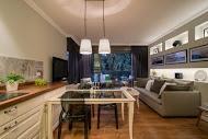 מבט למטבח ולחלל המגורים בדירה קטנה בעיצוב מודרני - BLV תכנון ועיצוב פנים - זהר בן לביא