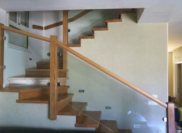 מדרגות עץ אלון צרפתי בשילוב מעקה זכוכית, בעיצוב אורלי קימה